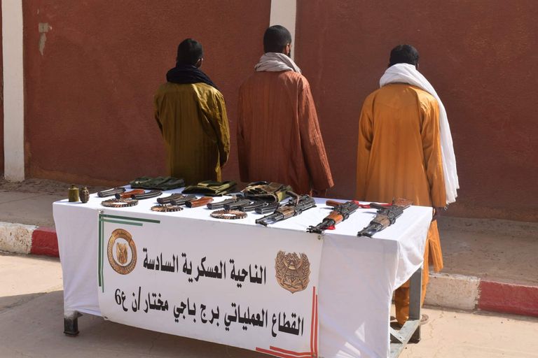 الإرهابيون الثلاثة عقب تسليم أنفسهم