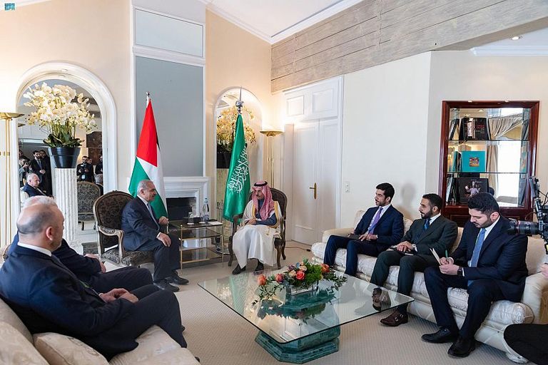 جانب من مباحثات وزير الخارجية السعودي مع رئيس الوزراء الفلسطيني وزير الخارجية السعودي مع رئيس الوزراء الفلسطيني
