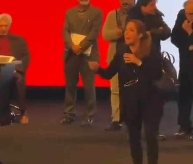 زينب كاظم بور في أثناء مغادرتها المنصة