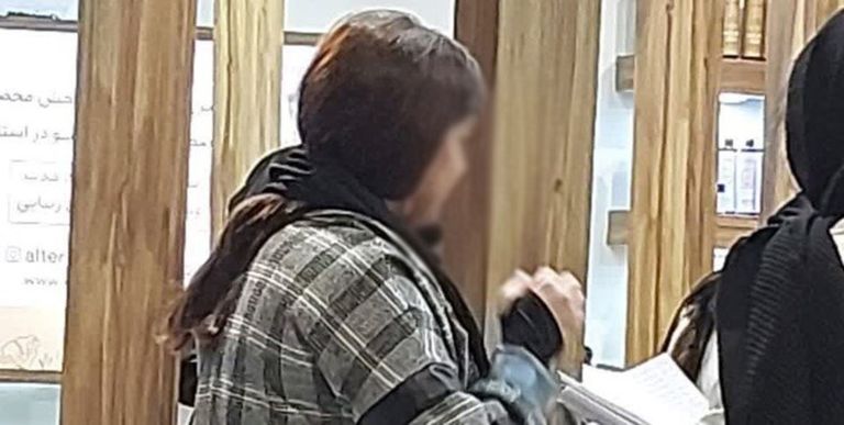 زينب كاظم بور في أثناء مغادرتها المنصة