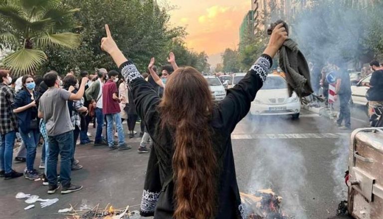 شابة إيرانية تخل جابها خلال احتجاجات على مقتل مهسا أميني - أرشيفية