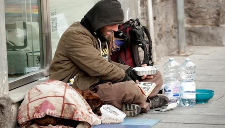 رجل يعيش في الشارع بمدينة نابولي الإيطالية - رويترز