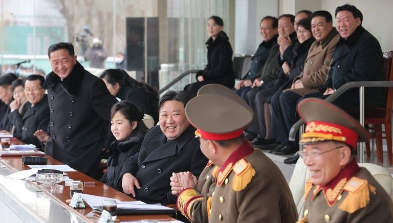الزعيم الكوري الشمالي وابنته خلال مشاهدة مباراة لكرة القدم