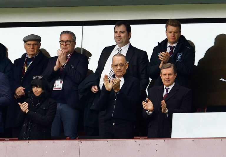 توم هانكس في مباراة أستون فيلا وأرسنال توم هانكس في مباراة أستون فيلا وأرسنال