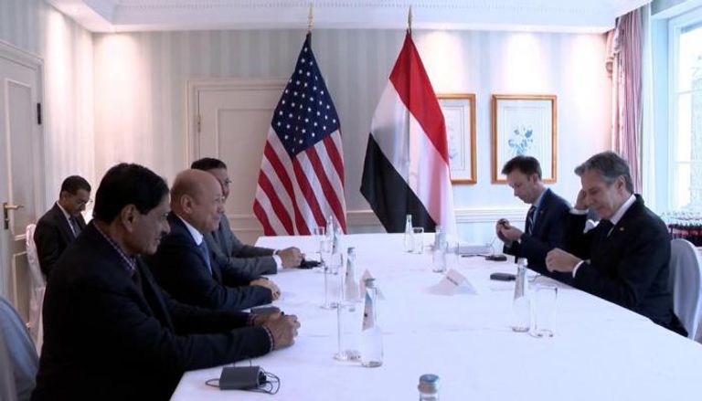 رئيس مجلس القيادة الرئاسي في اليمن رشاد العليمي خلال لقائه وزير خارجية أمريكا