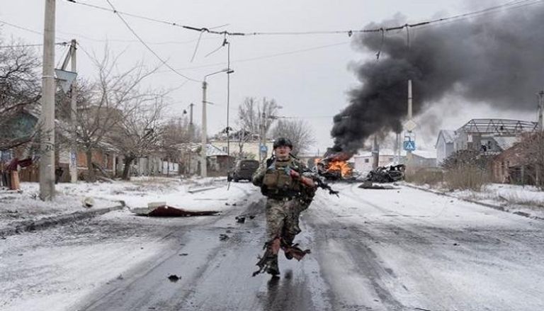 جندي يهرب من موقع غارة في باخموت بأوكرانيا - أرشيفية