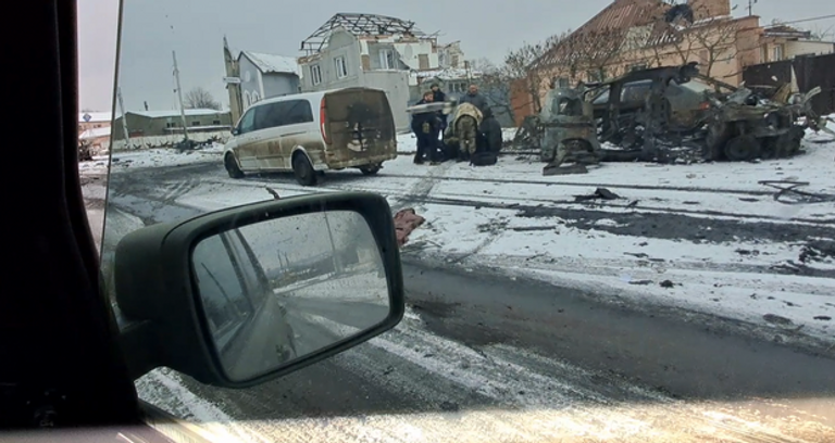 جندي يهرب من موقع غارة في باخموت بأوكرانيا - أرشيفية