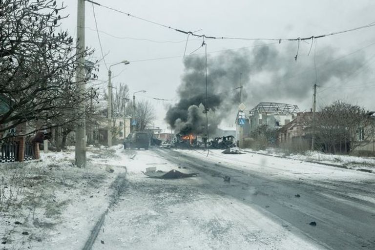 جندي يهرب من موقع غارة في باخموت بأوكرانيا - أرشيفية