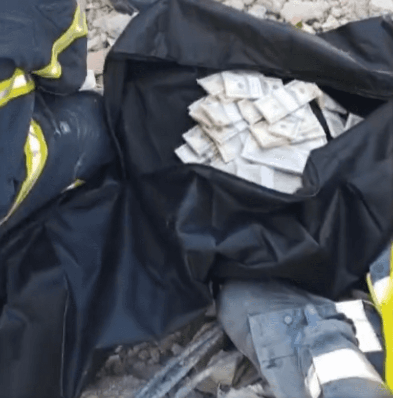 جانب من آثار الزلزال المدمر في تركيا