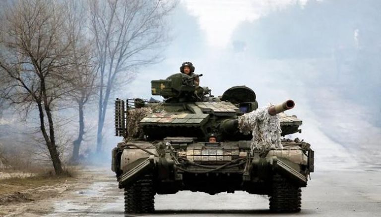دبابة أوكرانية تتحرك نحو جبهة الحرب