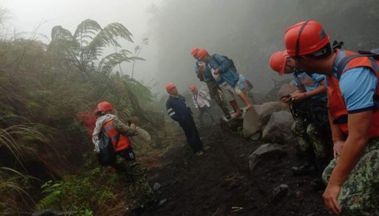 عناصر الإنقاذ يبذلون جهودا كبرى للوصول إلى منحدرات البركان النشط