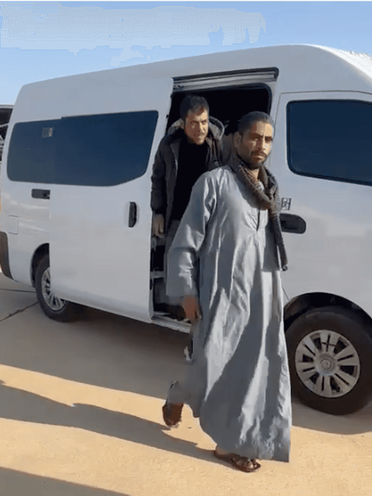 المصريون المحررون بعد وصولهم إلى مدينة سرت 