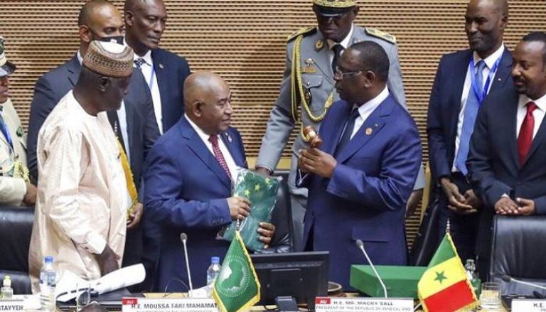 رئيس جزر القمر غزالي عثماني (وسط) لحظة إعلانه رئيساً للاتحاد الأفريقي 