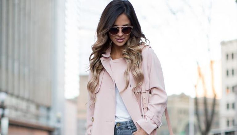 يمكن تنسيق المعطف الوردي مع ملابس تكتسي بألوان هادئة