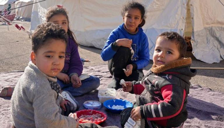 أطفال سوريون بأحد المخيمات بعد الزلزال