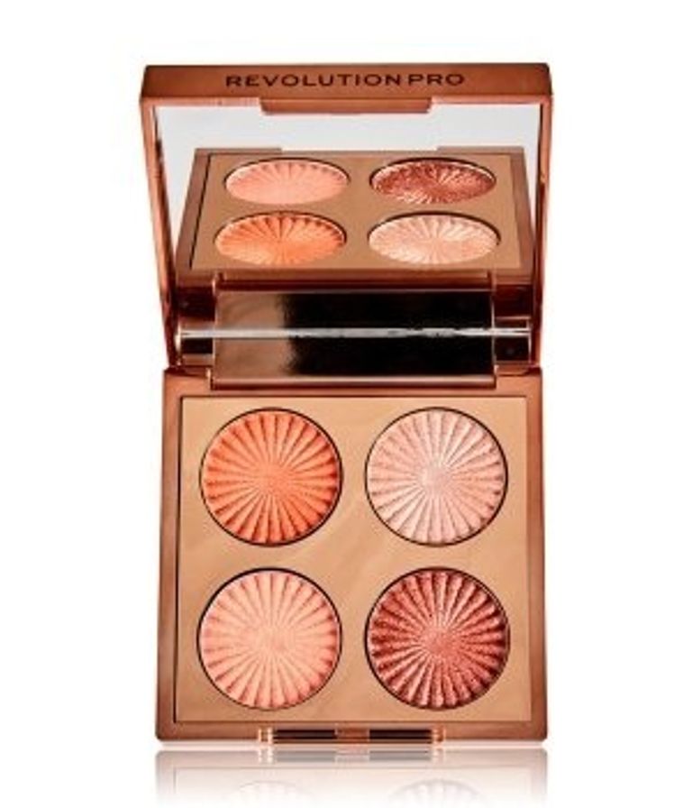 ظلال الجفون تتلألأ ببريق النحاسي