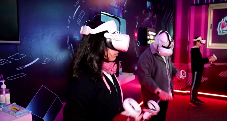 طلاب يتعلمون عبر تقنية الواقع الافتراضي بأول فصل دراسي من نوعه بغزة