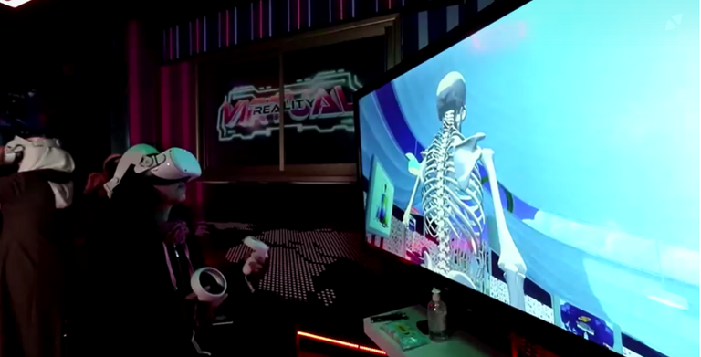 طلاب يتعلمون عبر تقنية الواقع الافتراضي بأول فصل دراسي من نوعه بغزة