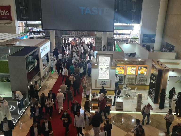 الشيخ محمد بن راشد آل مكتوم خلال زيارته المعرض