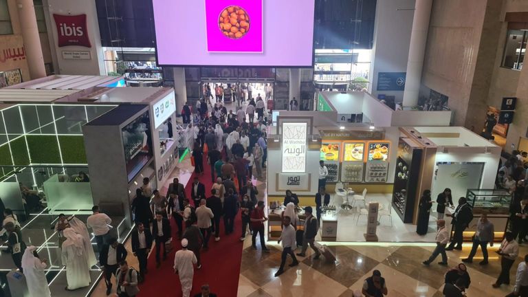 الشيخ محمد بن راشد آل مكتوم خلال زيارته المعرض