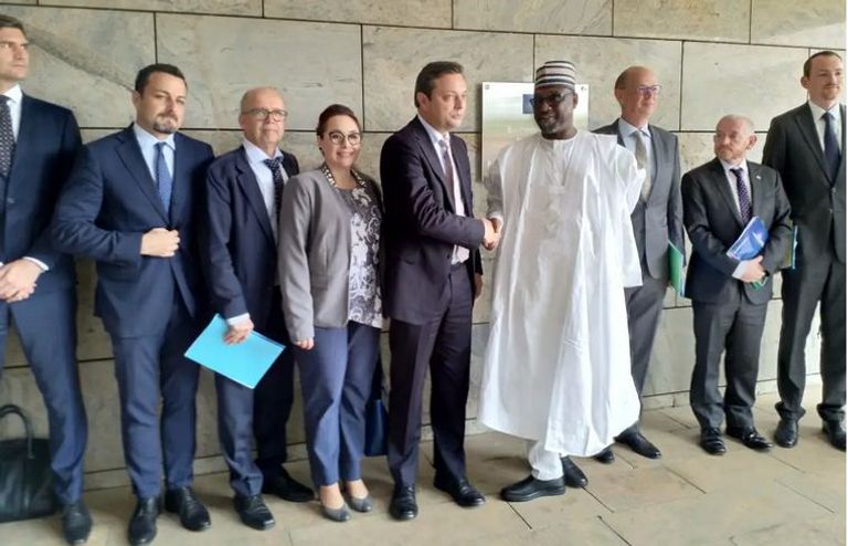 مسؤولون من الاتحاد الأوروبي يستقبلون وفد دولة النيجر في مكتب الاتحاد الأوروبي في أبوجا البعثة الأوروبية تدعم القوات المسلحة في النيجر