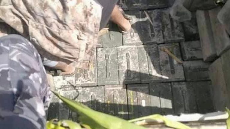 جانب من شحنة الأسلحة المضبوطة