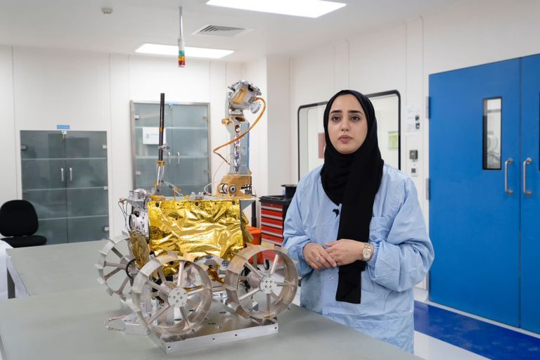 الدكتورة سارة المعيني مسؤولة أنظمة الاتصال والفريق العلمي لمشروع الإمارات لاستكشاف القمر في مركز محمد بن راشد للفضاء المرأة الإماراتية تعيش أزهى عصورها