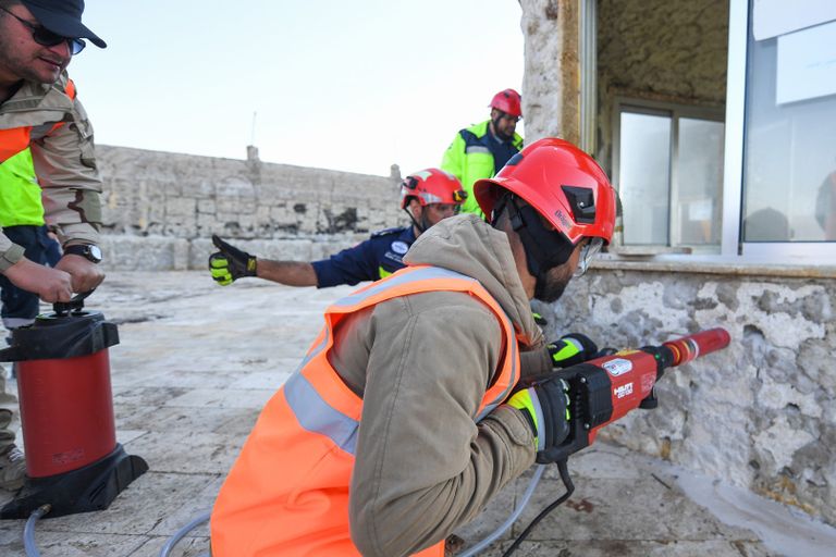 فريق الإمارات للبحث والإنقاذ يواصل مهمته في سوريا