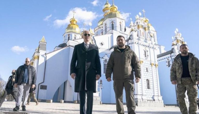 بايدن وزيلينسكي خلال زيارته إلى كييف