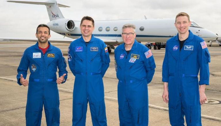 رائد الفضاء الإماراتي سلطان النيادي (يسار) مع فريق المهمة
