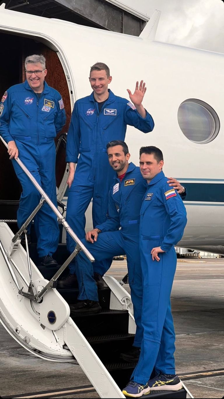 رائد الفضاء الإماراتي سلطان النيادي (يسار) مع فريق المهمة