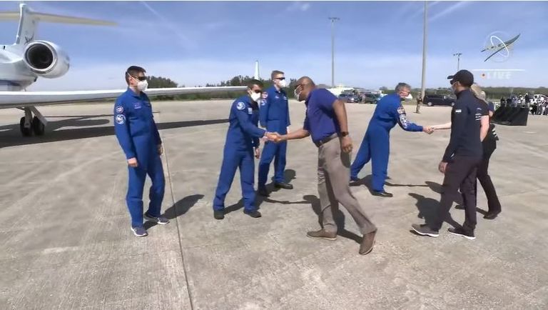 رائد الفضاء الإماراتي سلطان النيادي (يسار) مع فريق المهمة