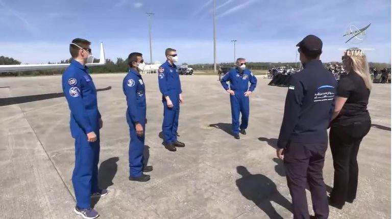 رائد الفضاء الإماراتي سلطان النيادي (يسار) مع فريق المهمة