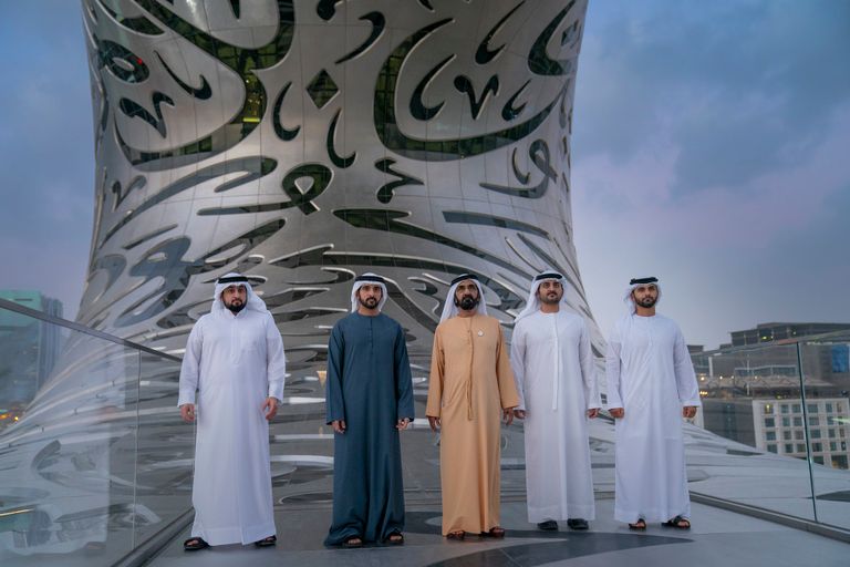 الشيخ محمد بن راشد آل مكتوم يستمع إلى محمد عبدالله القرقاوي 