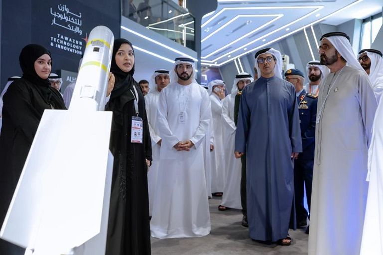 الشيخ محمد بن راشد آل مكتوم خلال زيارته لمعرض آيدكس