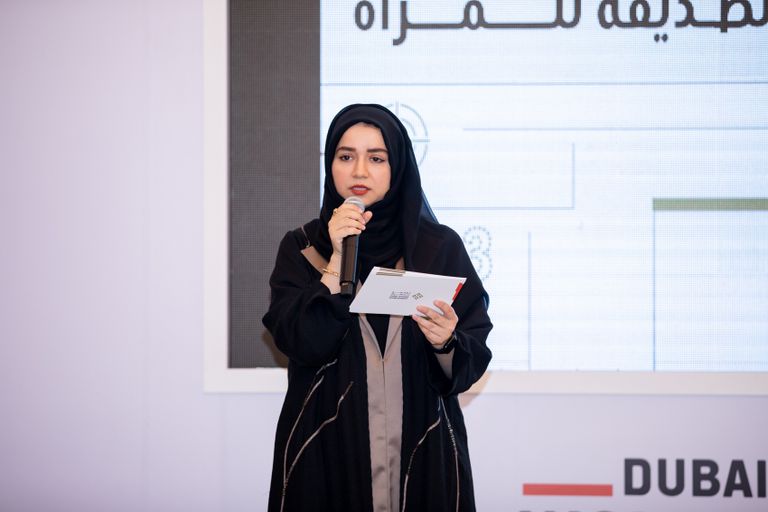 نعيمة أهلي مديرة إدارة الدعم المؤسسي، المديرة التنفيذية لمؤسسة دبي للمرأة بالإنابة  جانب من فعاليات ورشة عمل دبي مدينة صديقة للمرأة