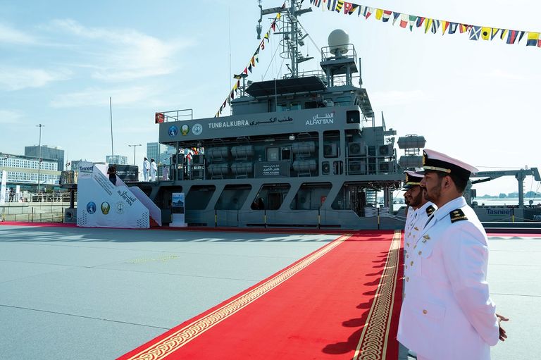 الشيخ خالد بن محمد بن زايد يدشّن سفينة "طنب الكبرى" التابعة للقوات البحرية الإماراتية - وام