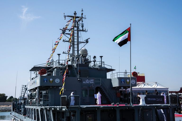 الشيخ خالد بن محمد بن زايد يدشّن سفينة "طنب الكبرى" التابعة للقوات البحرية الإماراتية - وام