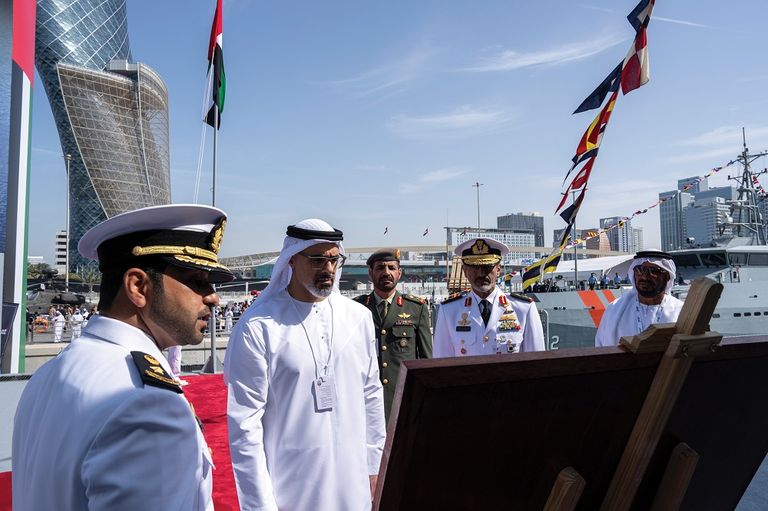 الشيخ خالد بن محمد بن زايد يدشّن سفينة "طنب الكبرى" التابعة للقوات البحرية الإماراتية - وام