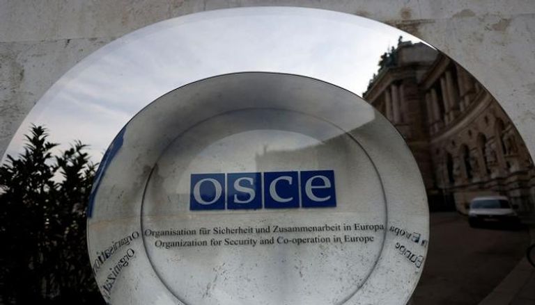 شعار منظمة الأمن والتعاون في أوروبا خارج مقرها الرئيسي في فيينا - رويترز