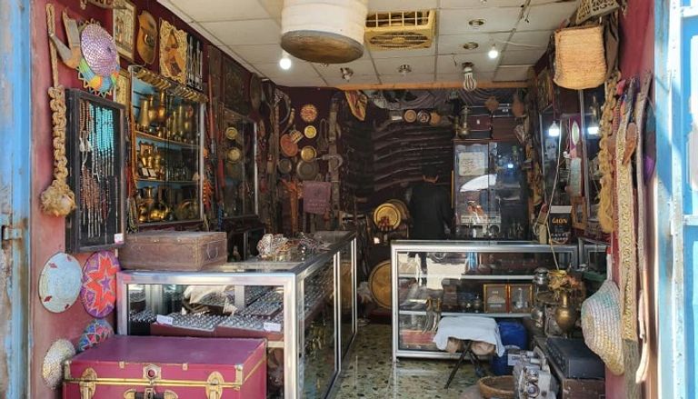 عبدالله العريفي داخل متجره في تعز