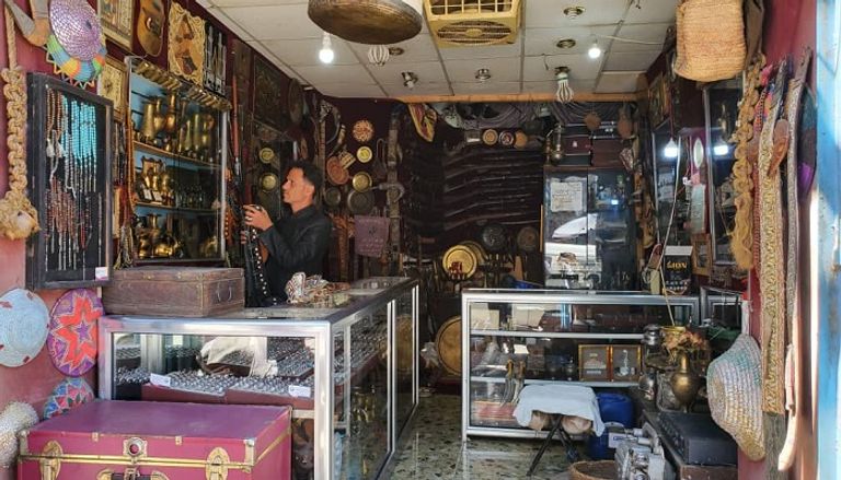 عبدالله العريفي داخل متجره في تعز