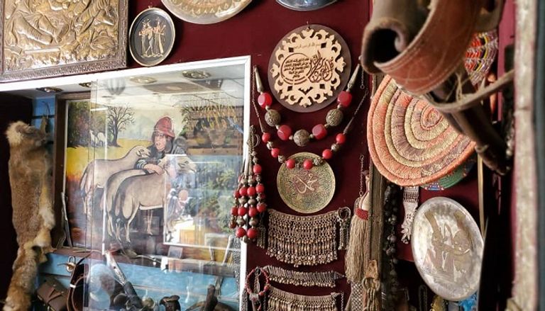 عبدالله العريفي داخل متجره في تعز