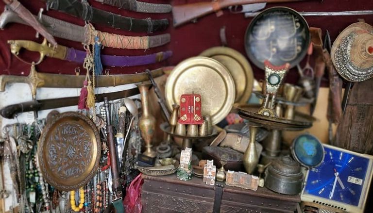 عبدالله العريفي داخل متجره في تعز