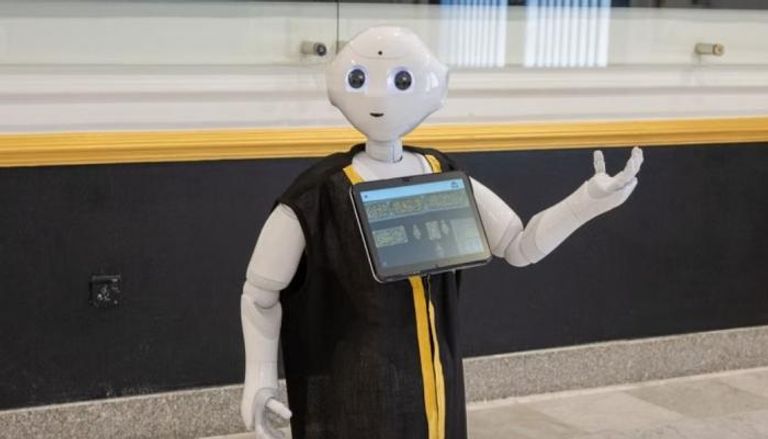 روبوت يستقبل زوار مجمع الملك عبدالعزيز لكسوة الكعبة
