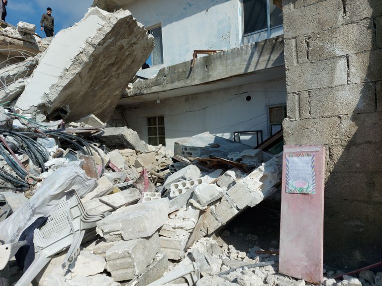 أبيات مؤثرة على جدران منزل منهار في سوريا