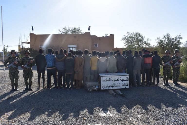 جانب من المهاجرين غير الشرعيين المضبوطين عناصر من الجيش الجزائري مع بعض المضبوطين