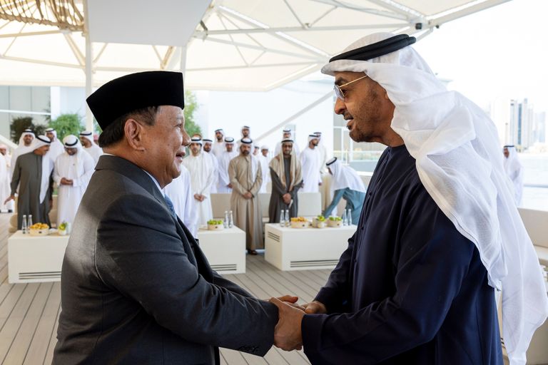 الشيخ محمد بن زايد آل نهيان رئيس دولة الإمارات العربية المتحدة مع وزير الدفاع الإندونيسي