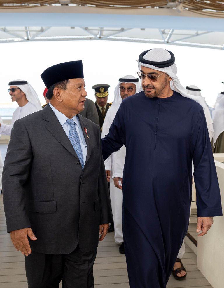 الشيخ محمد بن زايد آل نهيان رئيس دولة الإمارات العربية المتحدة مع وزير الدفاع الإندونيسي