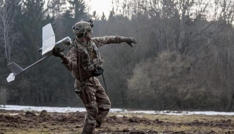 جندي أوكراني يطلق طائرة مسيرة